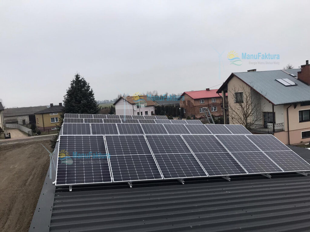 Fotowoltaika Dubidze k. Pajęczna w woj. Śląskim. 9,9 kWp - instalacja paneli słonecznych na dachu z blachy falistej