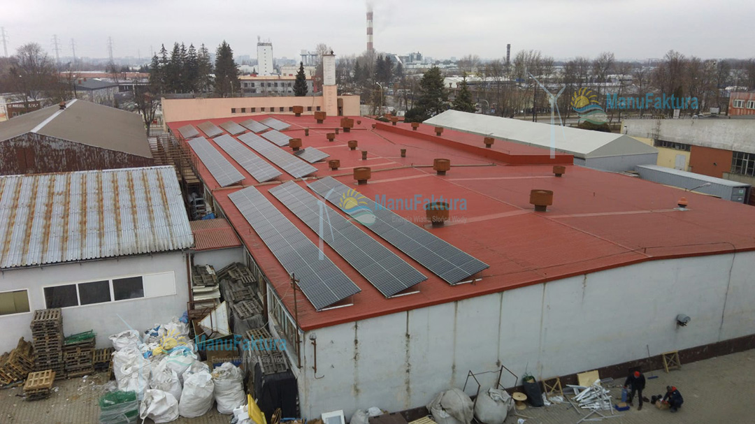 Lublin - fotowoltaika o mocy 82 kWp - montaż na dachu budynku firmy produkcyjnej.
