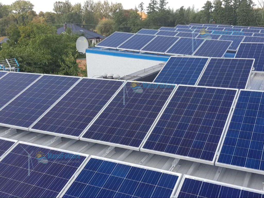 Panele słoneczne na budynku firmy w miejscowości Kotlin