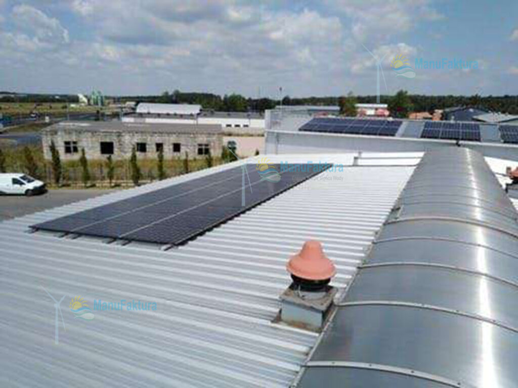 Panele słoneczne na dachu firmy w miejscowości Żdżary na Lubelszczyźnie
