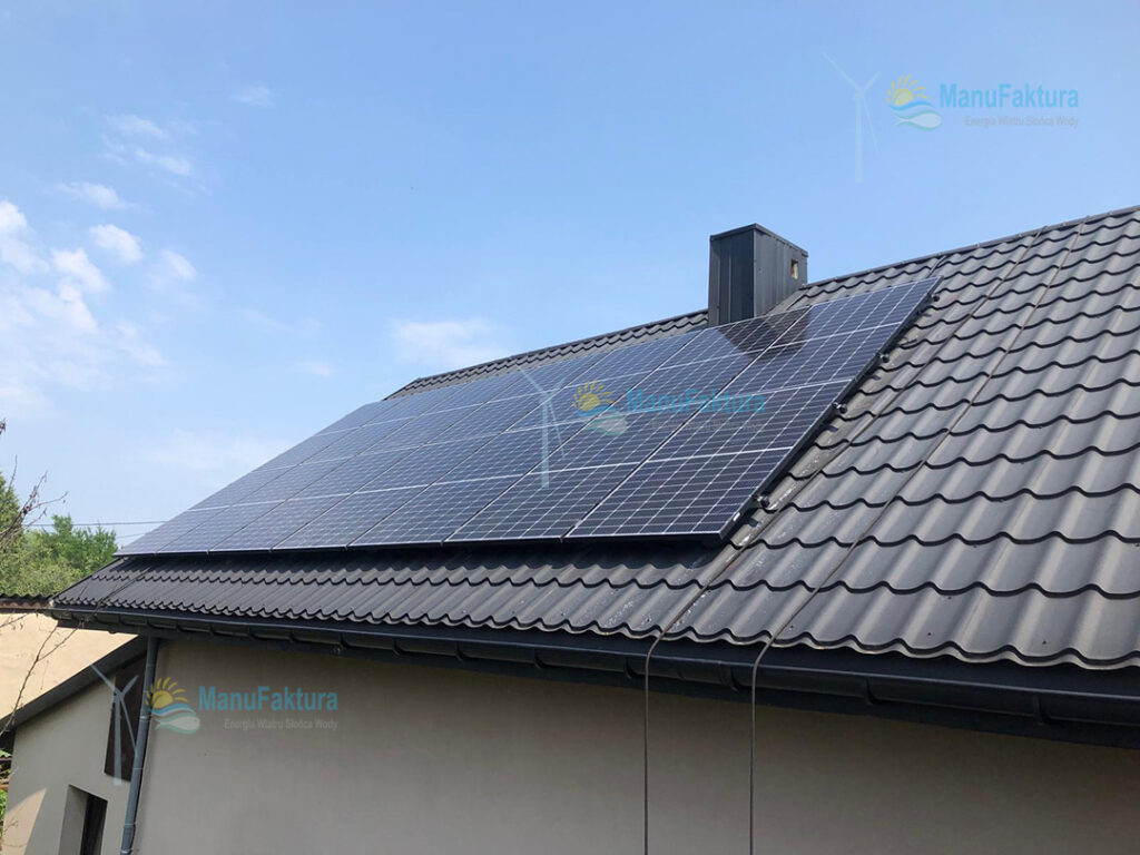 Fotowoltaika Fugasówka 5,50 kWp - instalacja paneli słonecznych na dachu domu krytego blachodachówką