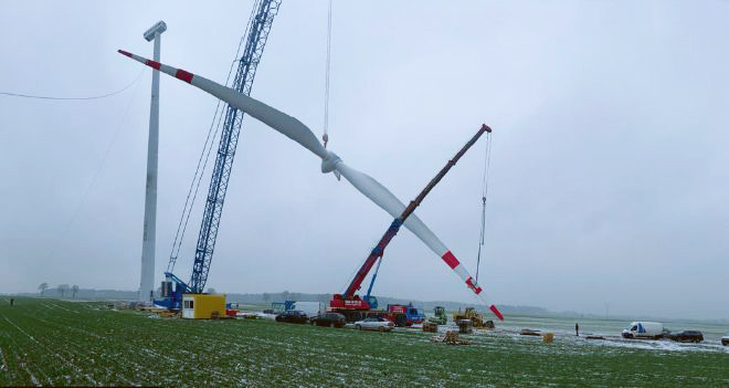 podnoszenie śmigła turbiny wiatrowej za pomocą dwóch dźwigów