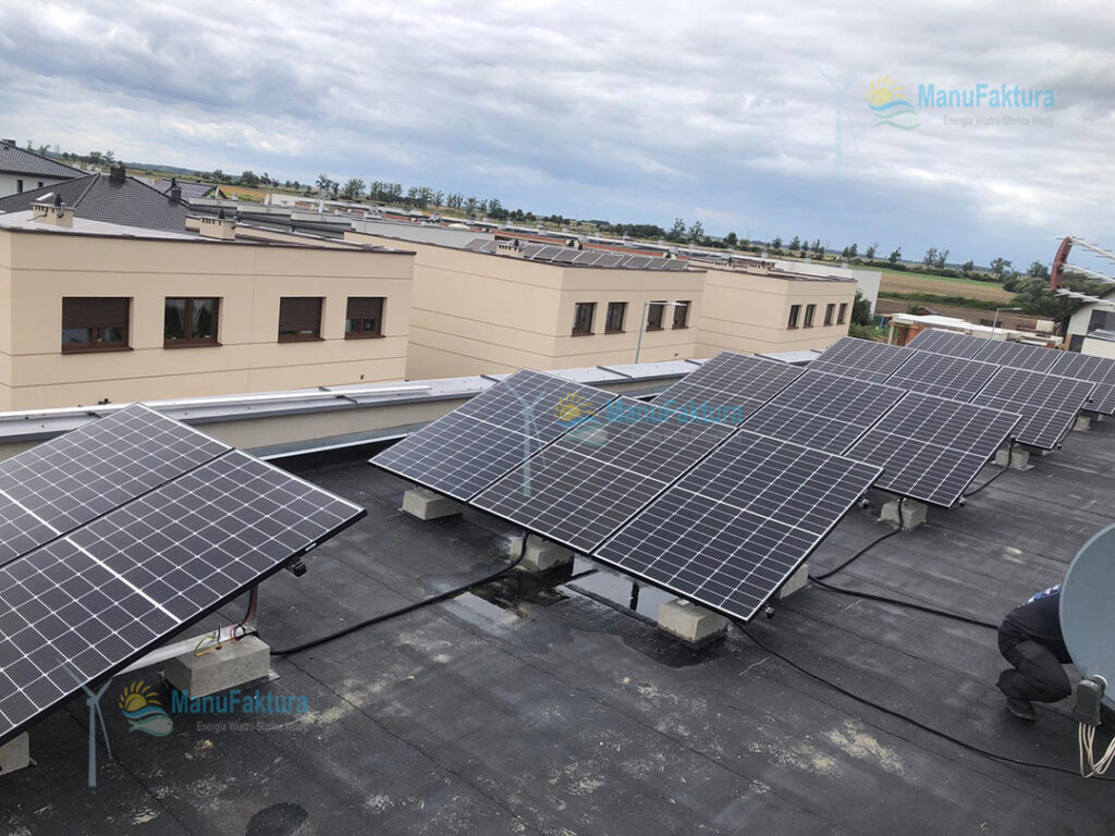 Fotowoltaika Skarbimierz Osiedle - instalacja paneli słonecznych na dachu płaskim budynków w zabudowie bliźniaczej