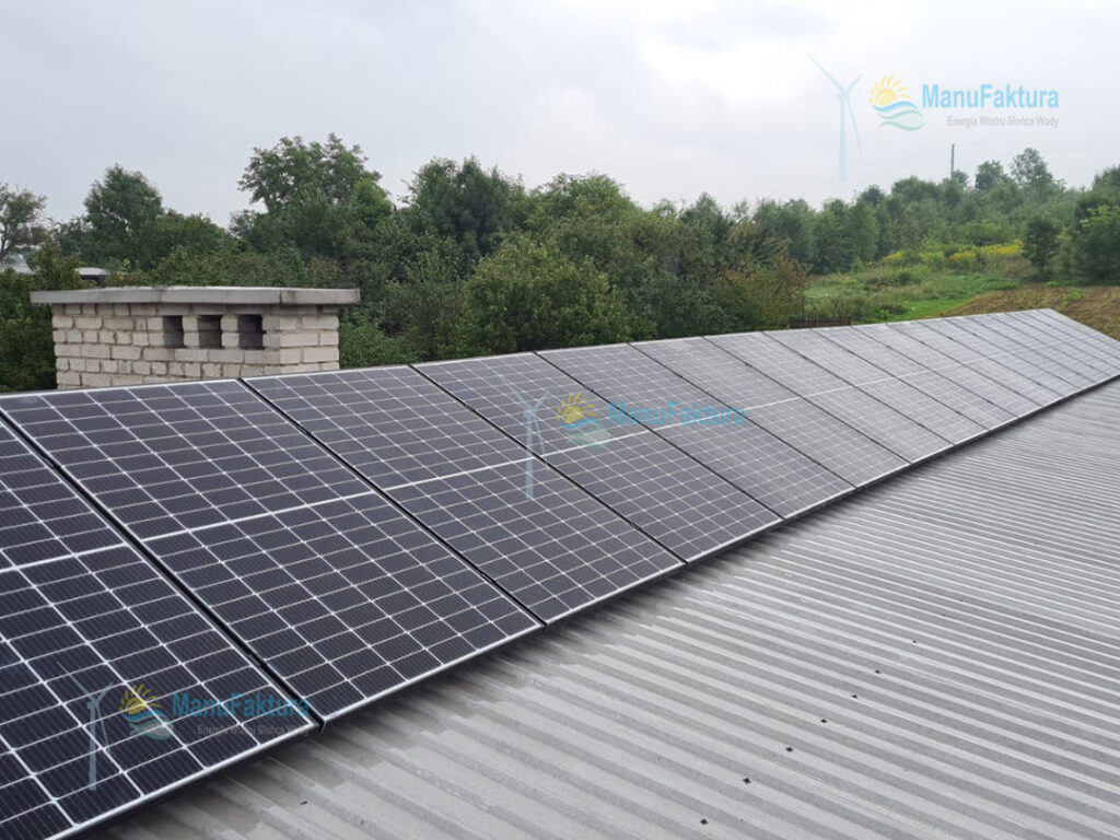 Fotowoltaika Olkusz - instalacja paneli słonecznych na dachu krytym blachą falistą