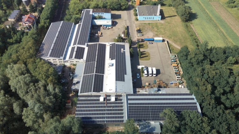 Instalacja fotowoltaiki na budynku produkcyjnym firmy w Wielkopolsce. Moc zainstalowanych paneli słonecznych 1 MW.