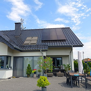 Panele fotowoltaiczne typu Full Black zamontowane na dachu domu jednorodzinnego w Gogolinie na Opolszczyźnie