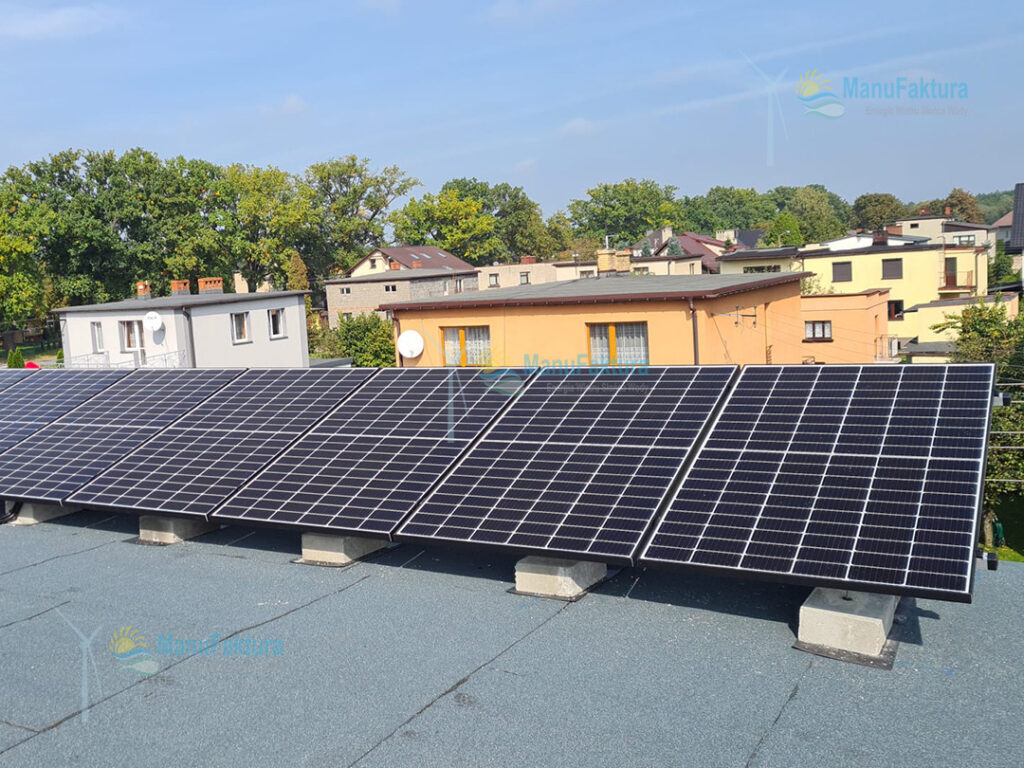 Fotowoltaika Kobiór 5,8 kWp - instalacja paneli słonecznych na dachu płaskim konstrukcja balast sowa dom jednorodzinny typu kostka PRL