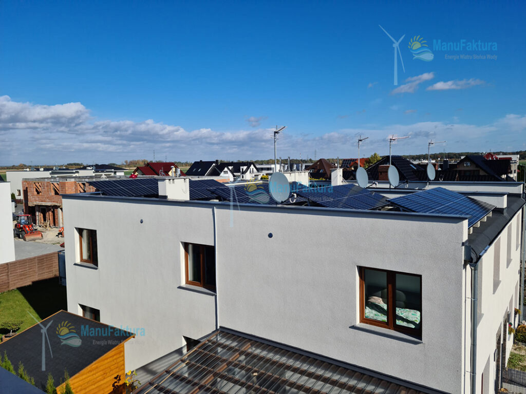 Fotowoltaika Skarbimierz 9,9 kWp - instalacja fotowoltaiki na dachu domu zabudowie bliźniaczej dach płaski budynek kostka PRL