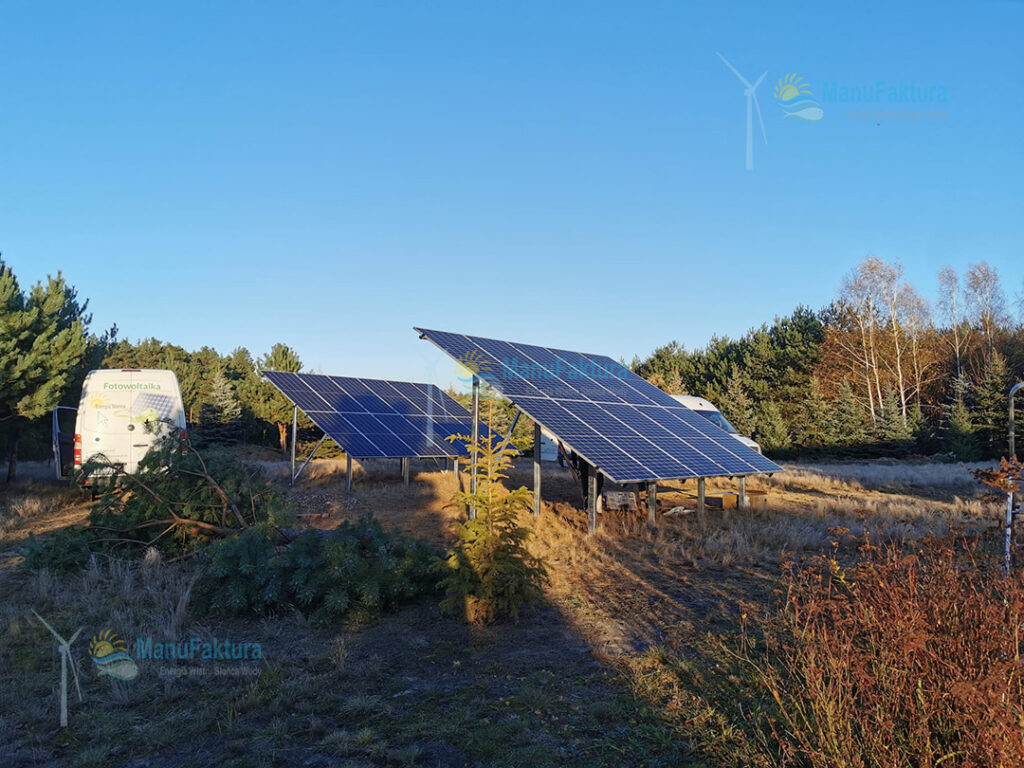 Fotowoltaika Kałuże 9,90 kWp - instalacja paneli słonecznych na konstrukcji gruntowej na działce leśnej
