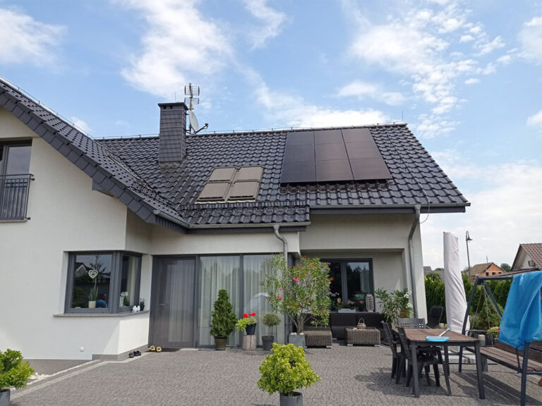 Fotowoltaika Tychy - instalacja paneli słonecznych na dachu z dachówki ceramicznej