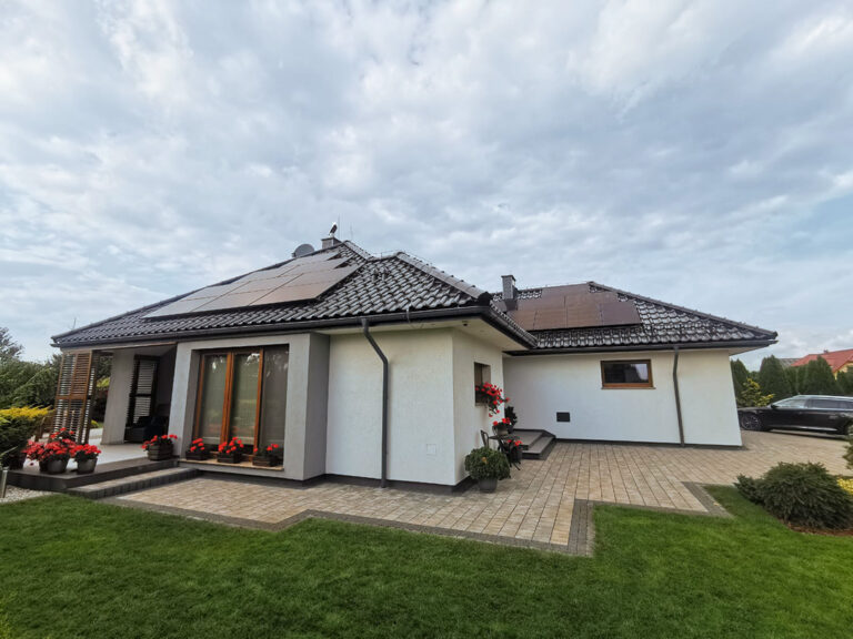 Instalacja paneli słonecznych na dachu domu w miejscowości Kępa pod Opolem - dom kryty dachówką ceramiczną