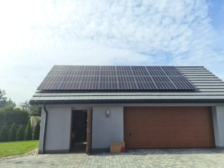 Instalacja paneli słonecznych na dachu budynku garażu w Sosnowcu