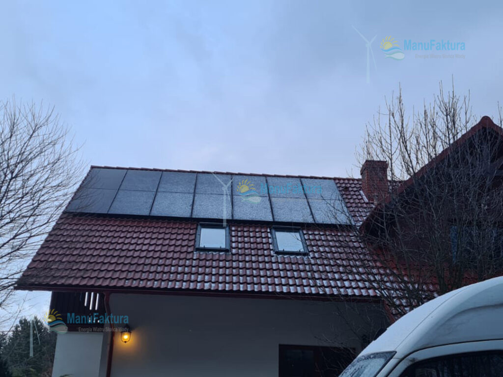 Fotowoltaika Olkusz 7 kWp - zaśnieżone panele słoneczne na dachu domu jednorodzinnego