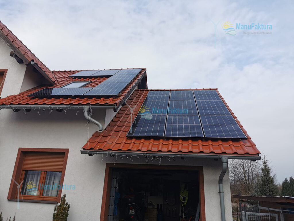 Fotowoltaika Michałowice 9 kWp - montaż paneli słonecznych na dachu garażu w domu jednorodzinnym
