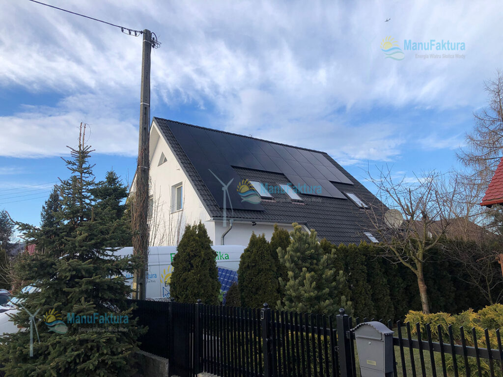Fotowoltaika Oława 9,9 kWp - czarne panele słoneczne na dachu białego domu jednorodzinnego