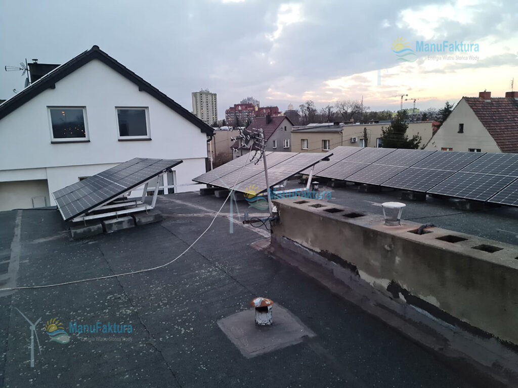 Fotowoltaika Wrocław 6,2 kWp - panele fotowoltaiczne na dachu płaskim domu jednorodzinnego