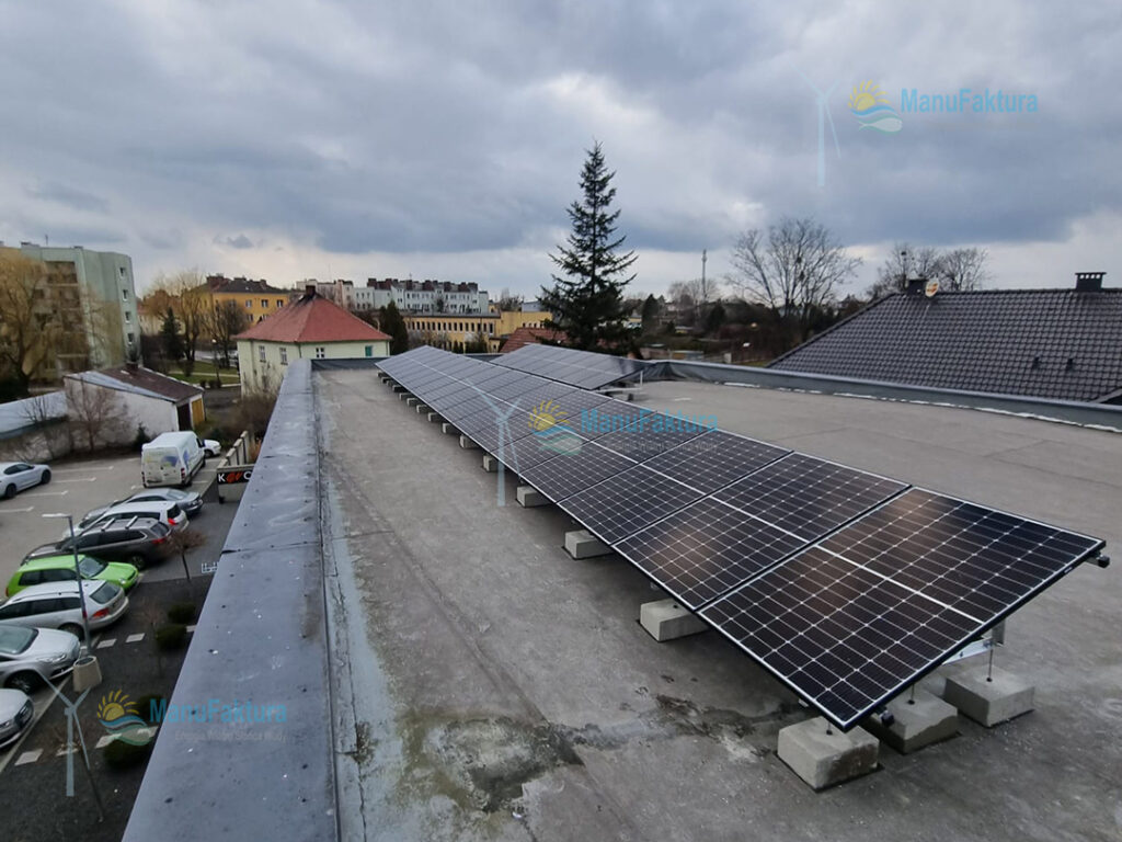 Fotowoltaika Krapkowice 9,9 kWp - instalacja paneli słonecznych na budynku usługowo handlowym dach płaski system balastowy