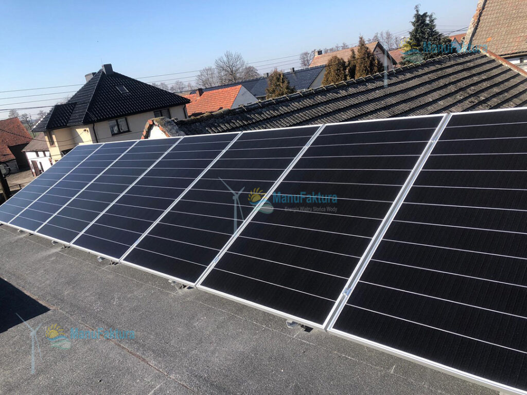 Fotowoltaika Pogórze 4,70 kWp - panele słoneczne na dachu płaskim krytym papą