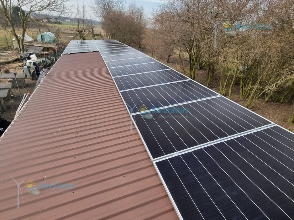 Fotowoltaika Ujazd 9,9 kWp - instalacja paneli słonecznych na budynku w gospodarstwie rolnym