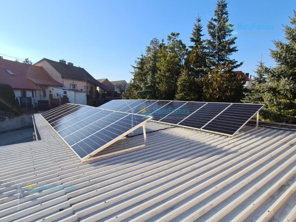 Fotowoltaika Źlinice 9,90 kWp - instalacja paneli słonecznych na budynku niewielkiego zakładu usługowego krytego blachą falistą