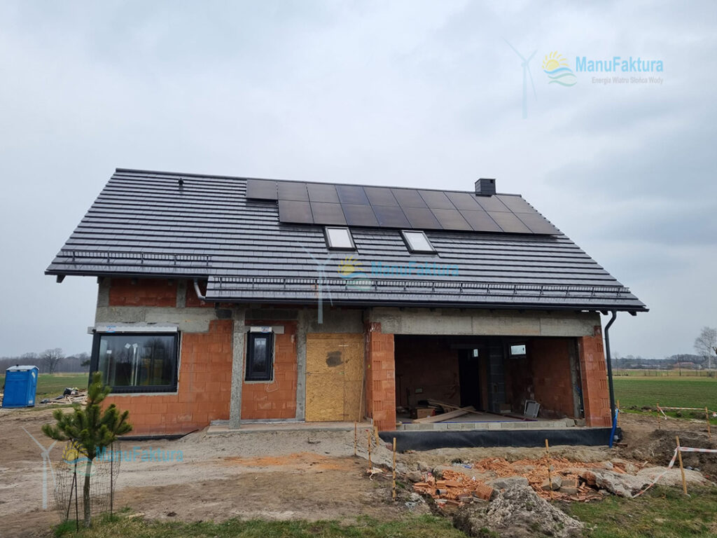 Fotowoltaika Opole 9,9 kWp - instalacja czarnych paneli słonecznych na nowo budowanym domu jednorodzinnym
