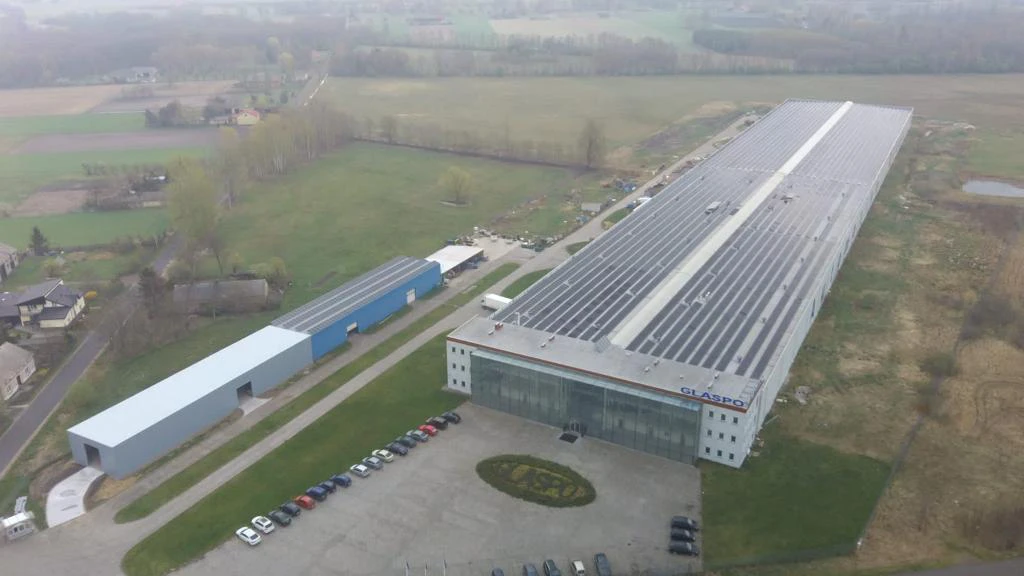 Panele słoneczne oszczędność kosztów w branży automotive - instalacja 1 MW na budynku produkcyjnym firmy Glaspo