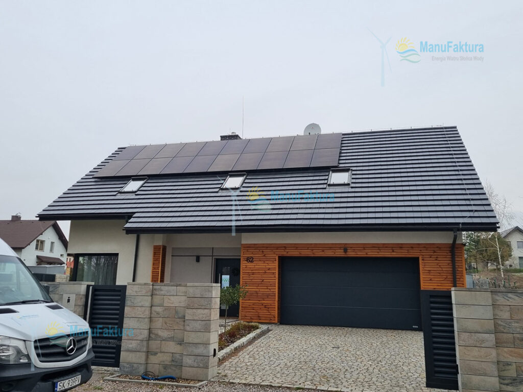 Fotowoltaika Olkusz 7,5 kWp Solaredge - czarne panele słoneczne na dachu domu jednorodzinnego