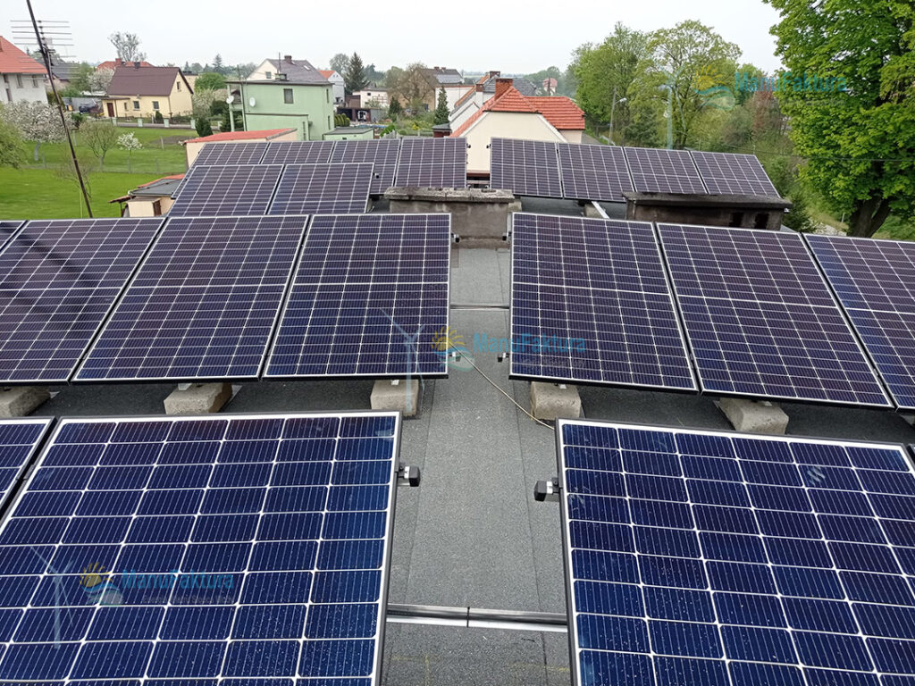 Fotowoltaika Reńska Wieś 9,9 kWp Solaredge - panele słoneczne na dachu płaskim domu typu kostka PRL system balastowy