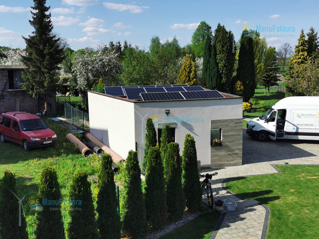 Fotowoltaika Wyry 5-70 kWp śląskie - panele słoneczne na niewielkim budynku mieszkalnym
