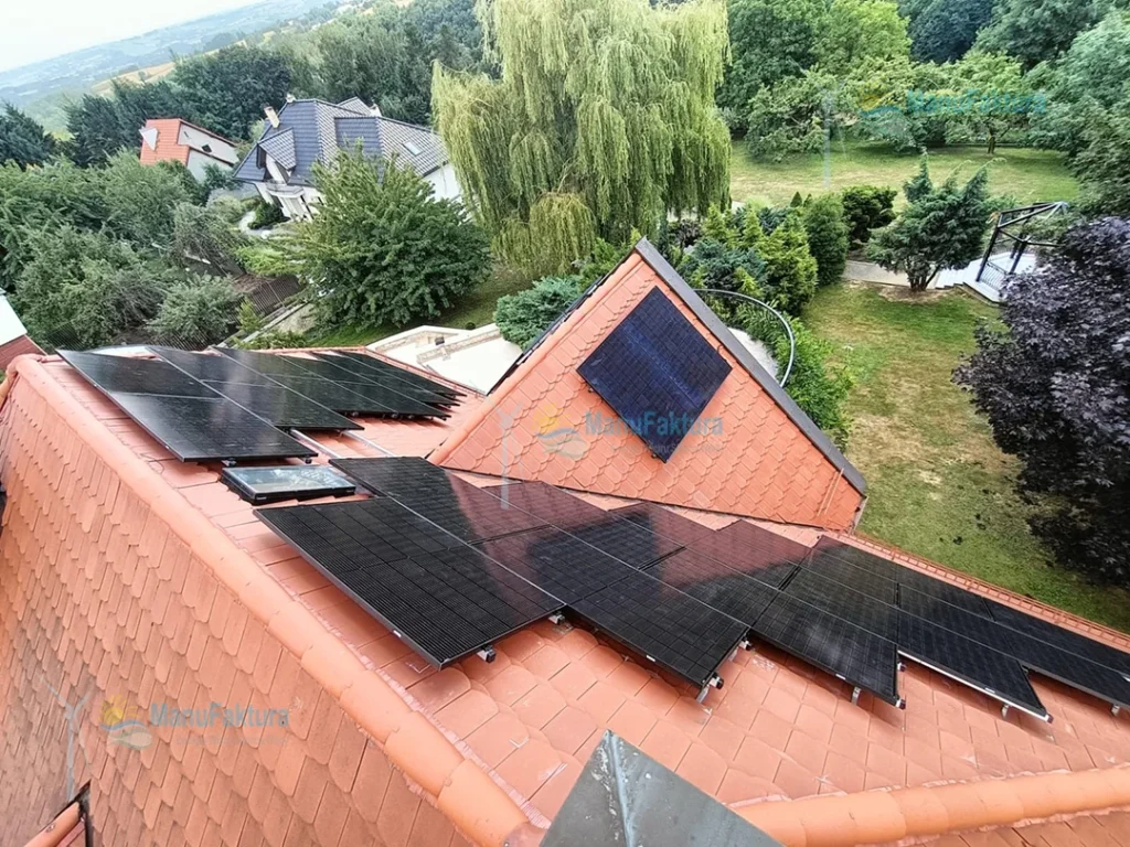 Fotowoltaika Kraków 9,9 kWp, inwerter Solaredge - instalacja paneli słonecznych na dachu domów jednorodzinnego