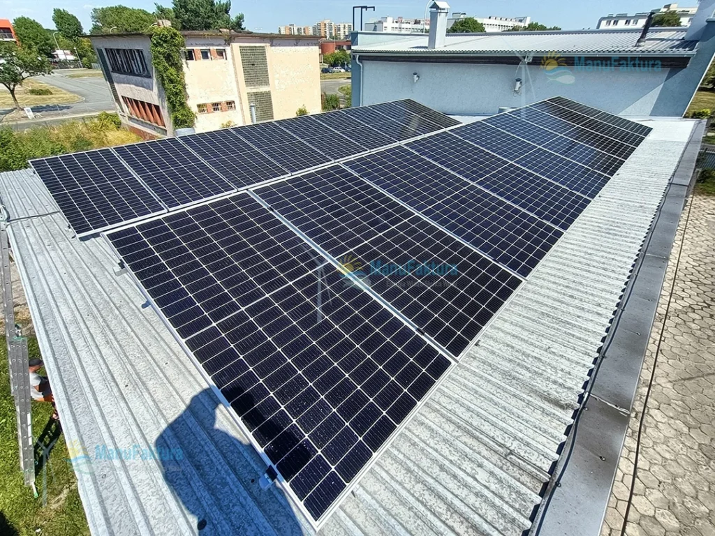 Fotowoltaika Opole 8 kWp inwerter SolarEdge - instalacja paneli na dachu budynku niewielkiej firmy usługowej