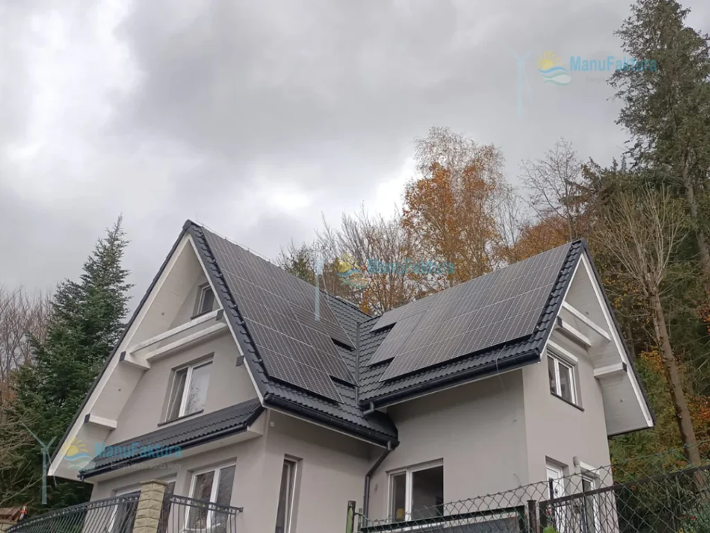 Fotowoltaika Brenna 8 kWp śląskie instalacja paneli słonecznych na domu wielorodzinnym ze skośnym dachem