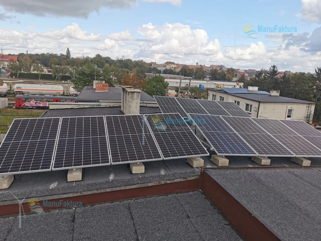 Fotowoltaika Pleszew 5,5 kWp instalacja paneli słonecznych na dachu płaskim domu typu kostka PRL