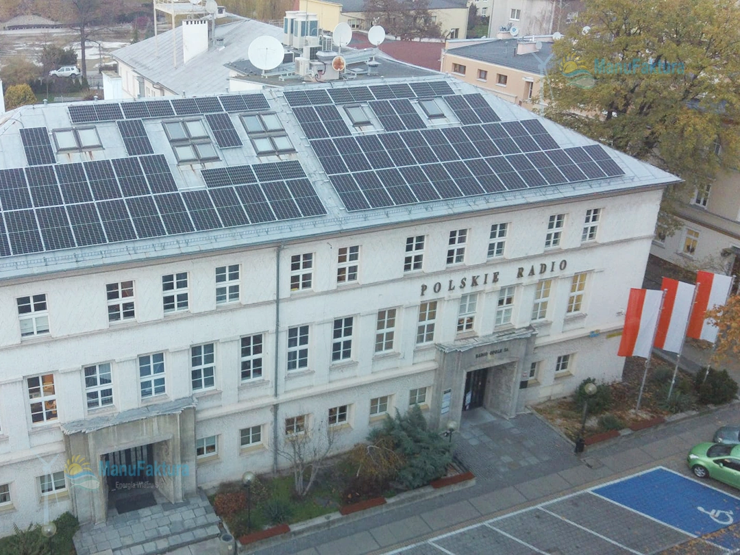 Fotowoltaika 30kWp Polskiego Radia w Opolu - instalacja paneli słonecznych na dachu budynku biurowego