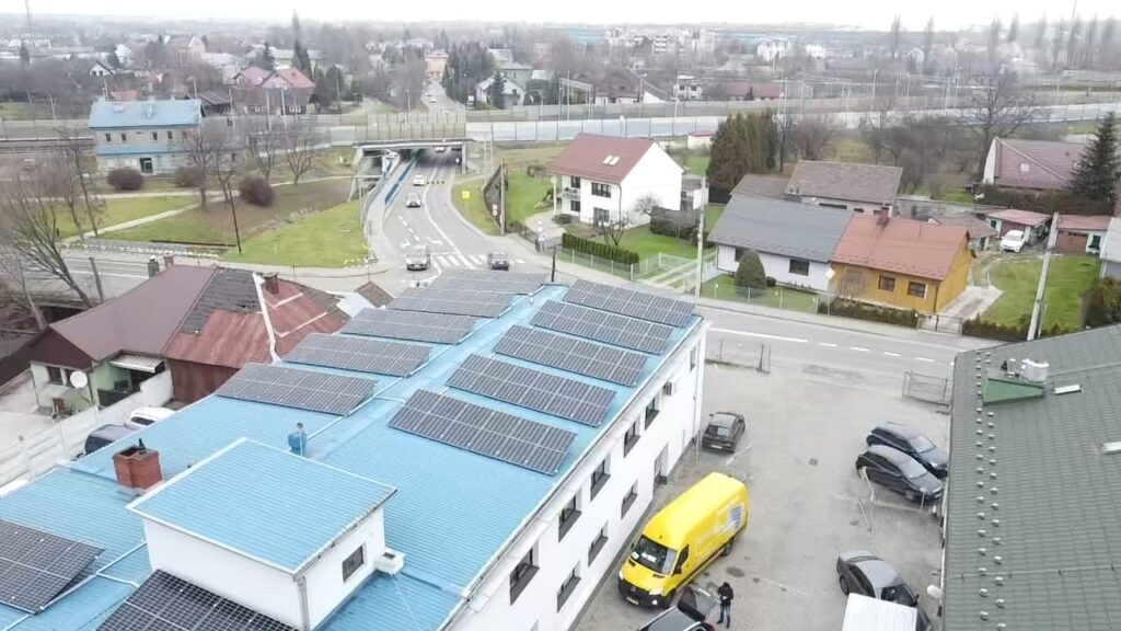 Fotowoltaika Bochnia 230 kWp instalacja paneli słonecznych na dachu budynku produkcyjnego firmy