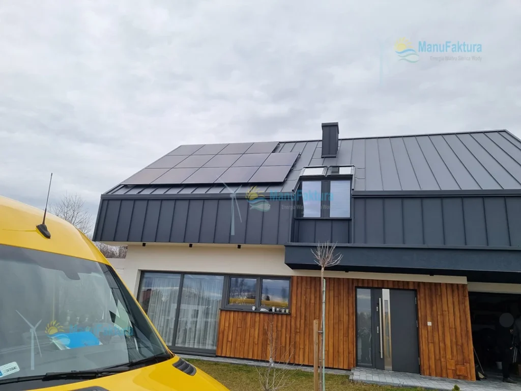 Fotowoltaika Bibice 5 kWp pod Krakowem - panele słoneczne na dachu domu typu stodoła