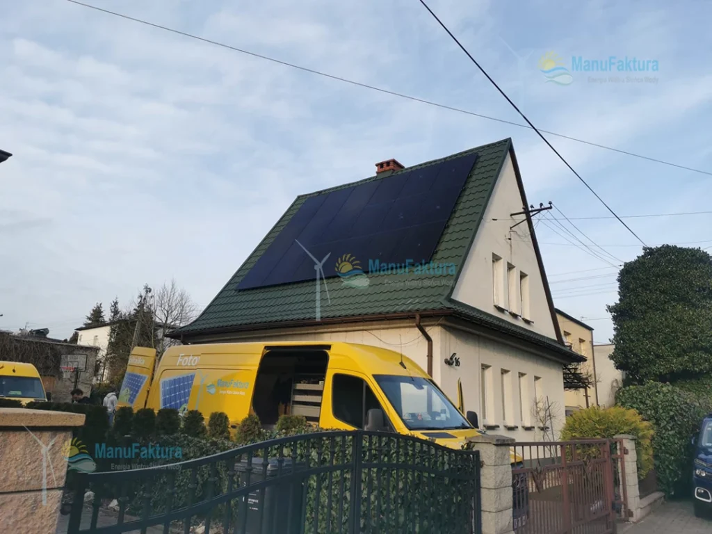Fotowoltaika Katowice 9-99 kWp moduły PV typu full black - montaż na dachu skośnym krytym blachodachówką