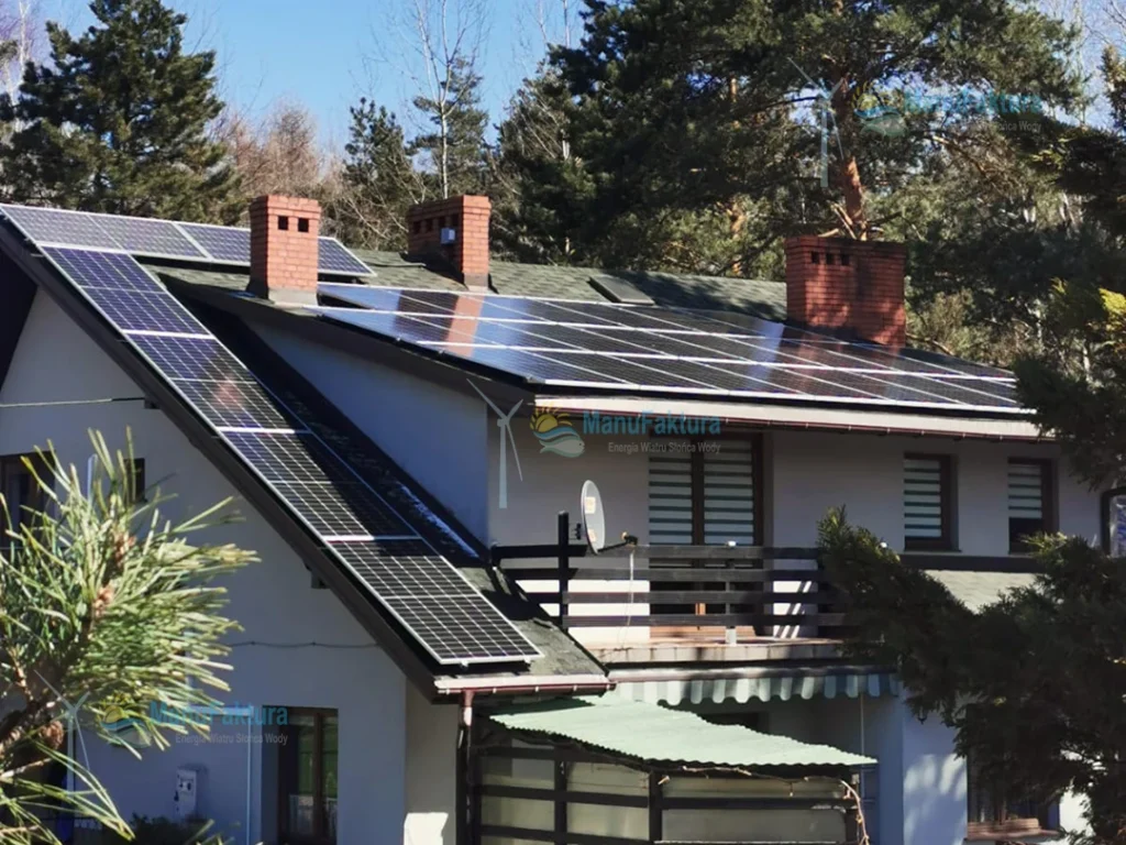 Fotowoltaika Jaworzno 9,99 kWp panele słoneczne na dachu domu jednorodzinnego krytym gontem bitumicznym