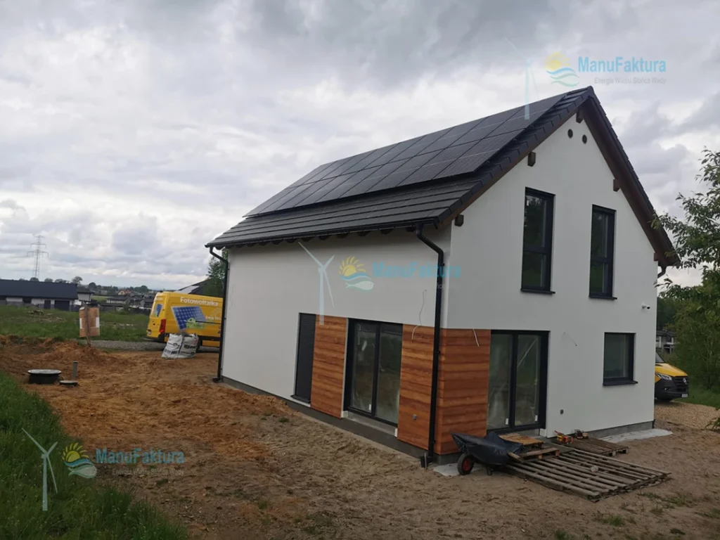 Fotowoltaika Mikołów 8 kWp montaż paneli słonecznych na nowo wybudowanym domu jednorodzinnym dach z dachówki cementowej