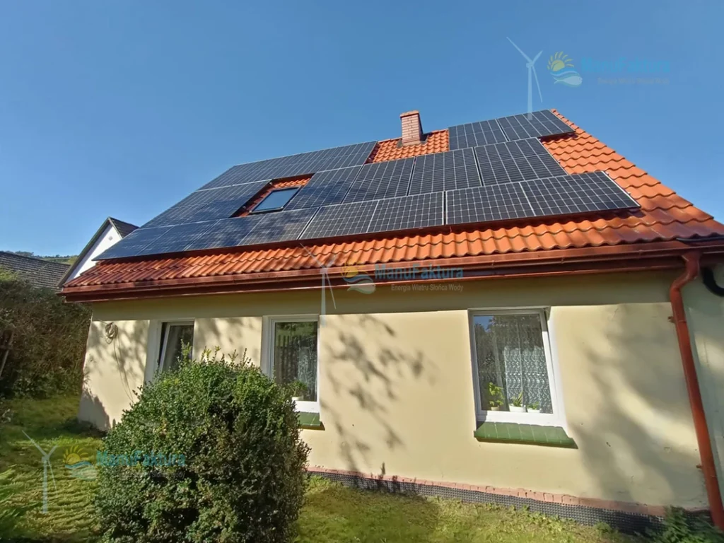Fotowoltaika Chwalisław 10 kWP panele fotowoltaiczne na dachu z czerwonej dachówki ceramicznej