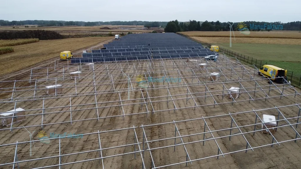 Montaż paneli słonecznych na farmie fotowoltaicznej - moc instalacji 1 MW
