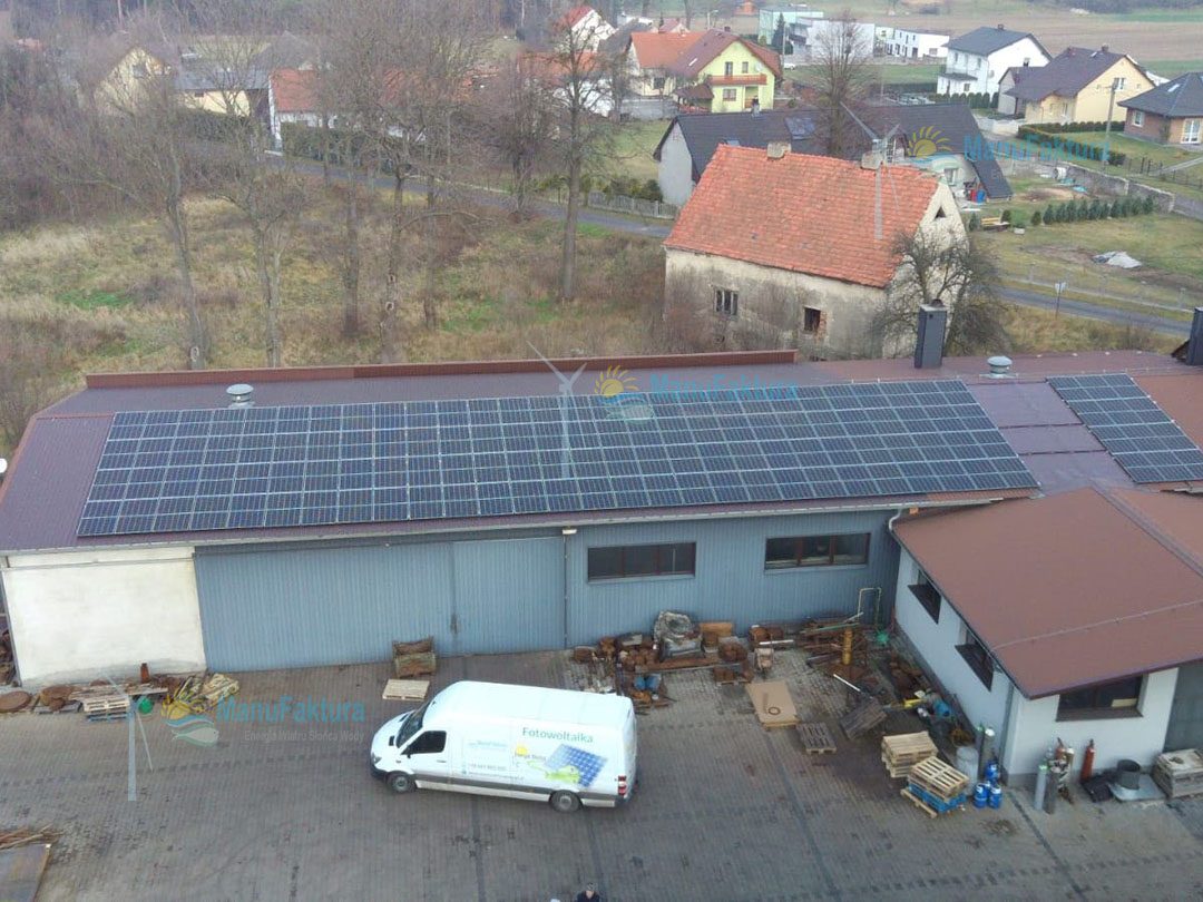 Fotowoltaika na dachu budynku niewielkiej firmy usługowej w Poznowicach na Opolszczyźnie.