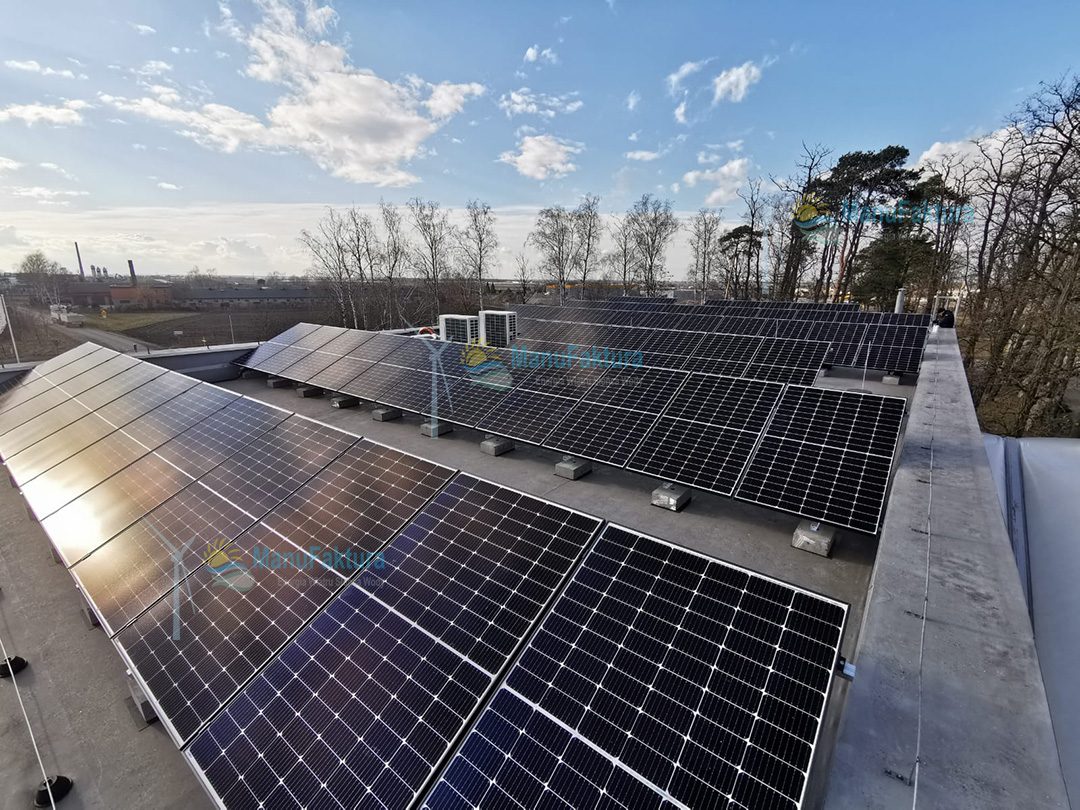 Montaż paneli słonecznych na dachu budynku produkcyjnego w firmie w miejscowości Niedźwiady k. Kalisza