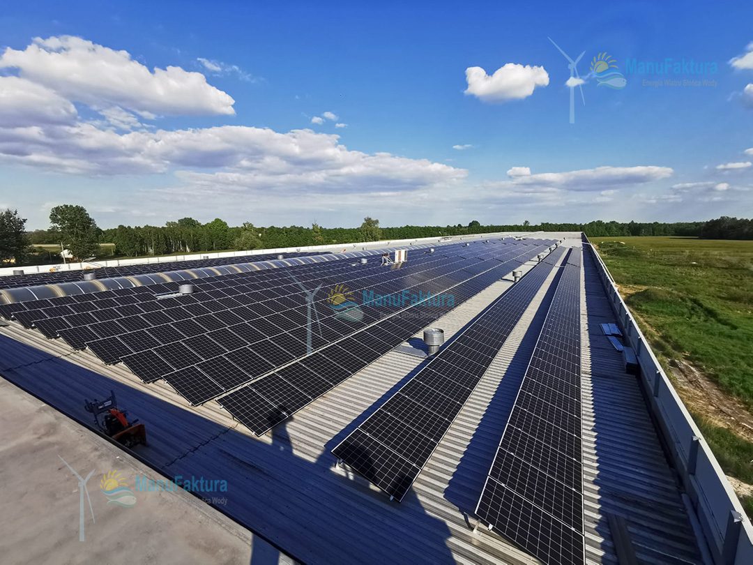 Instalacja fotowoltaiki o mocy 800 kWp na hali produkcyjnej. Montaż analiz słonecznych na dachu fermy drobiu w miejscowości dąbie w Wielkopolsce.