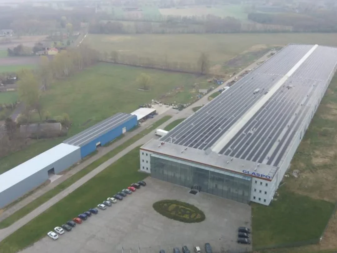Panele słoneczne oszczędność kosztów w branży automotive - instalacja 1 MW na budynku produkcyjnym firmy Glaspo