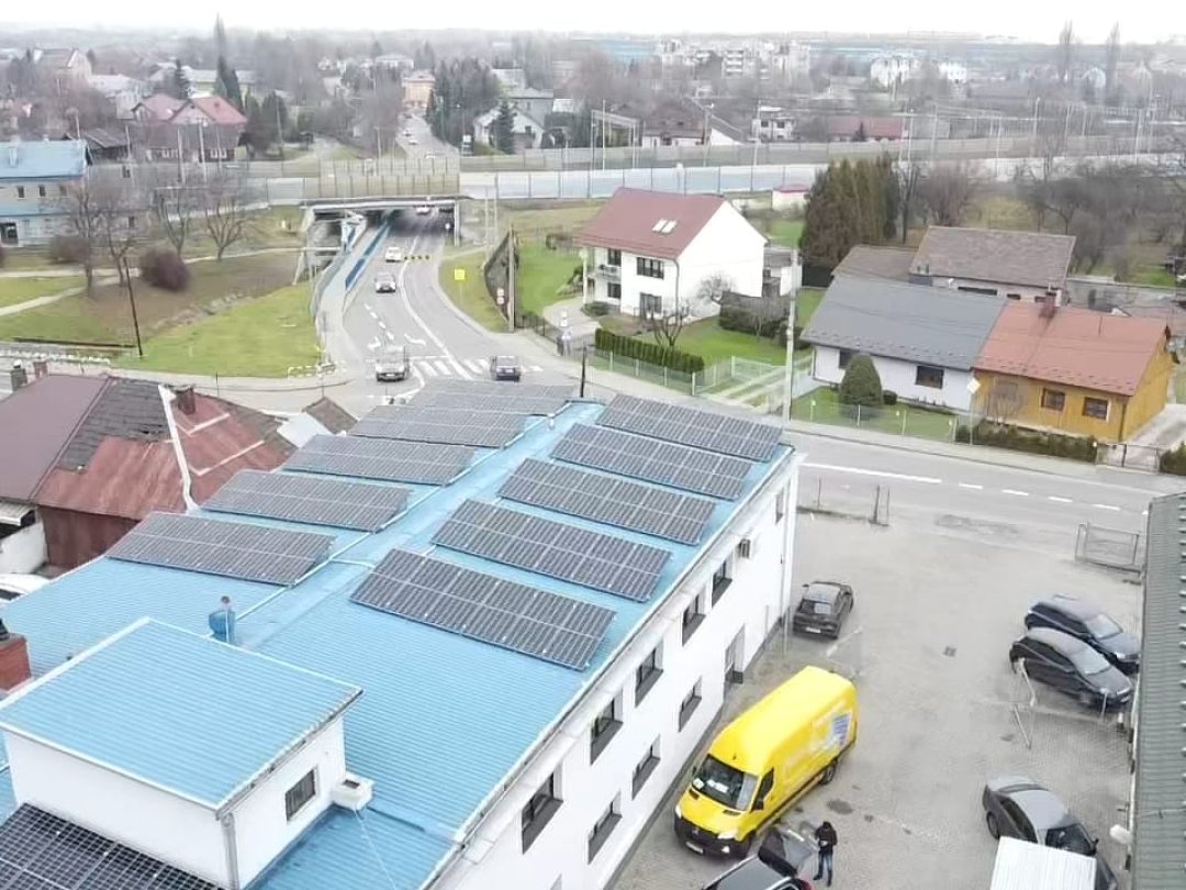 Fotowoltaika Bochnia 230 kWp instalacja paneli słonecznych na dachu budynku produkcyjnego firmy